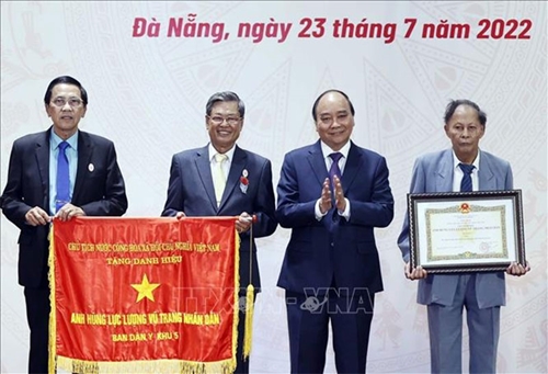 Chủ tịch nước Nguyễn Xuân Phúc trao danh hiệu Anh hùng Lực lượng vũ trang nhân dân tặng Ban Dân y Khu 5

